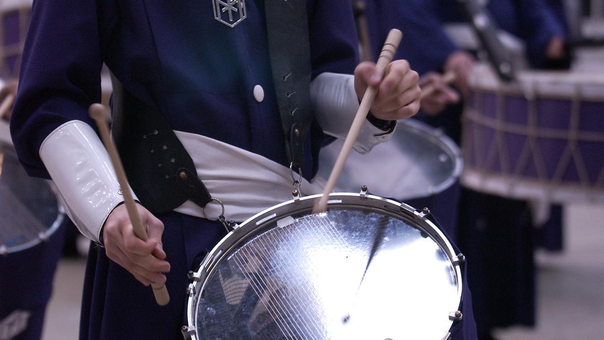 Ser cofrade en Semana Santa implica asumir una factura que varía en función de la vestimenta y los instrumentos.