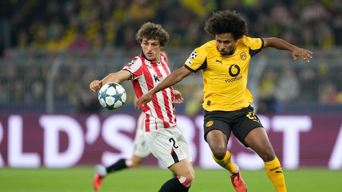 Karim Adeyemi lucha por el balón ante Unai Gomez