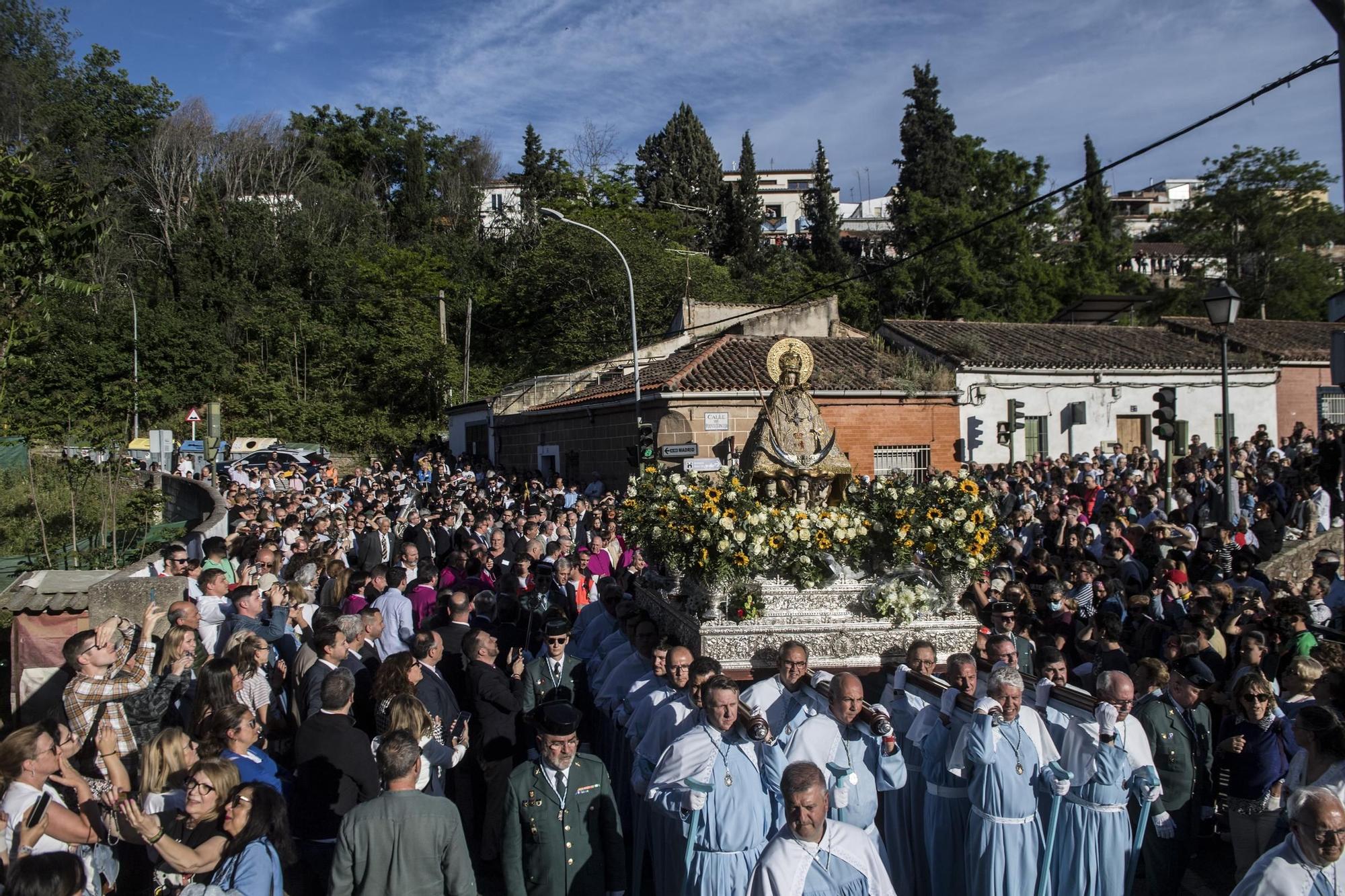 Galería | Cáceres ovaciona a la Virgen de la Montaña en Fuente Concejo