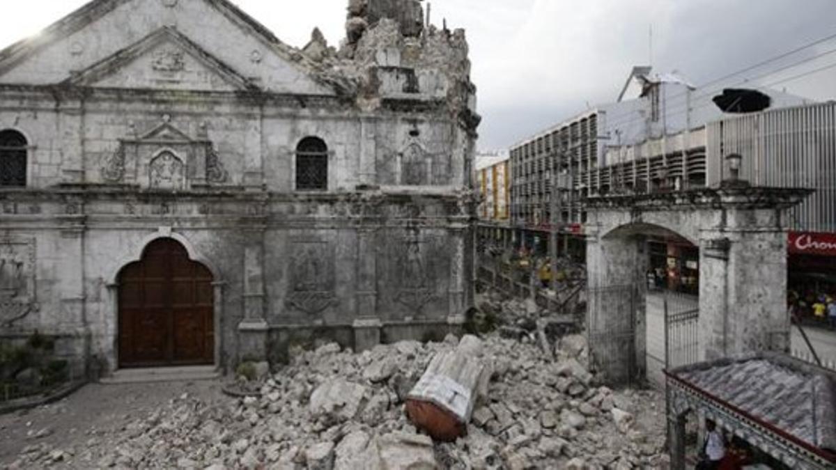 Ruinas de la iglesia del Santo Niño tras el terremoto, en Cebú, este martes.