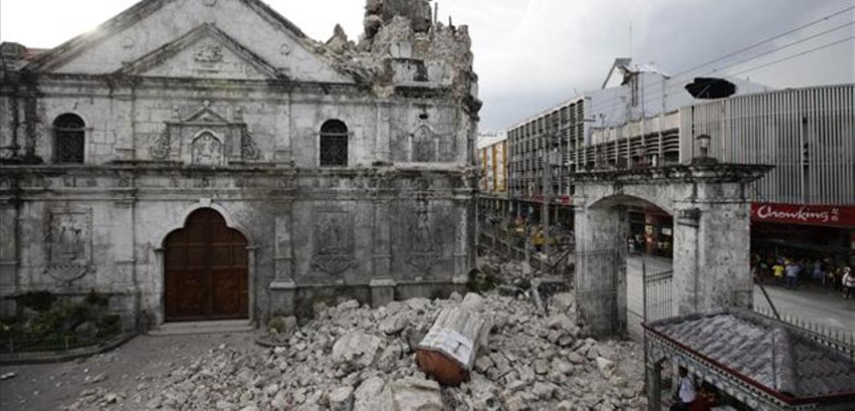 Ruïnes de l’església del Sant Niño després del terratrèmol, a Cebu, aquest dimarts.