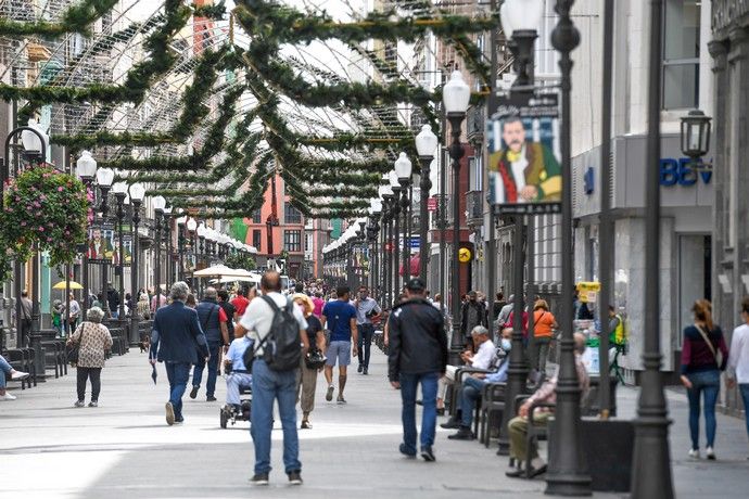 Colocado de alumbrado navideño en Triana