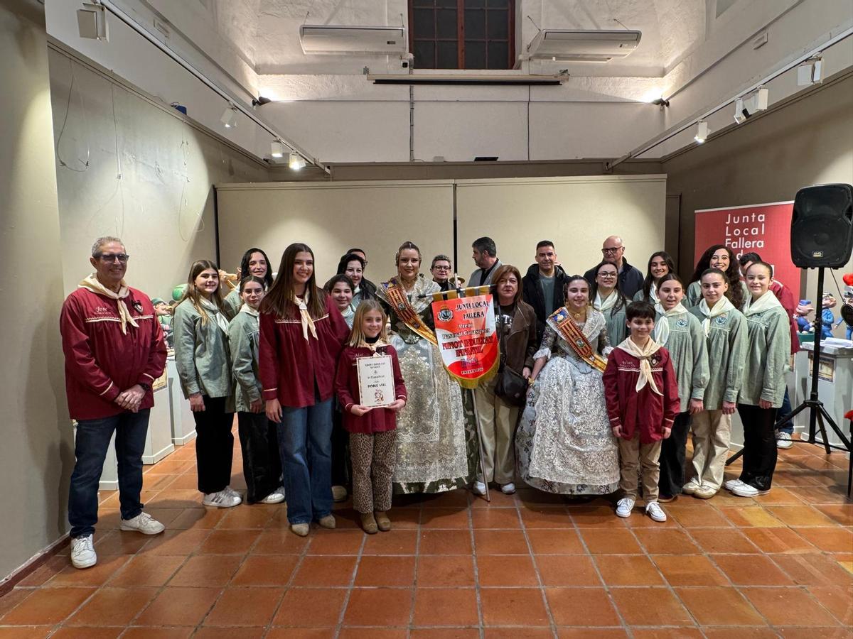 Los falleros de la comisión Poble Vell con los premios.