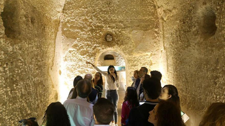 Visita turística a las cisternas romanas situadas bajo el cementerio.