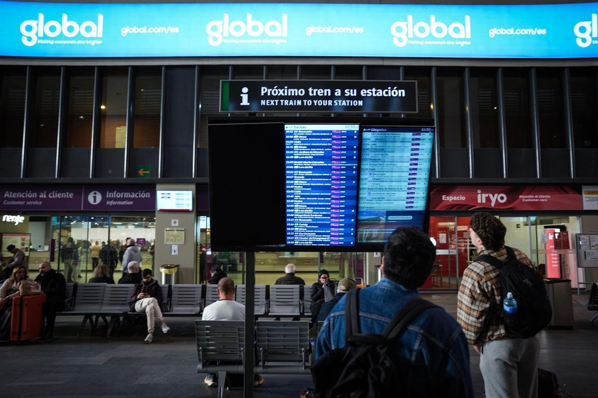 Viajeros en la Estación de Sevilla-Santa Justa durante el plan alternativo de transporte por la suspensión de la línea Madrid-Andalucía