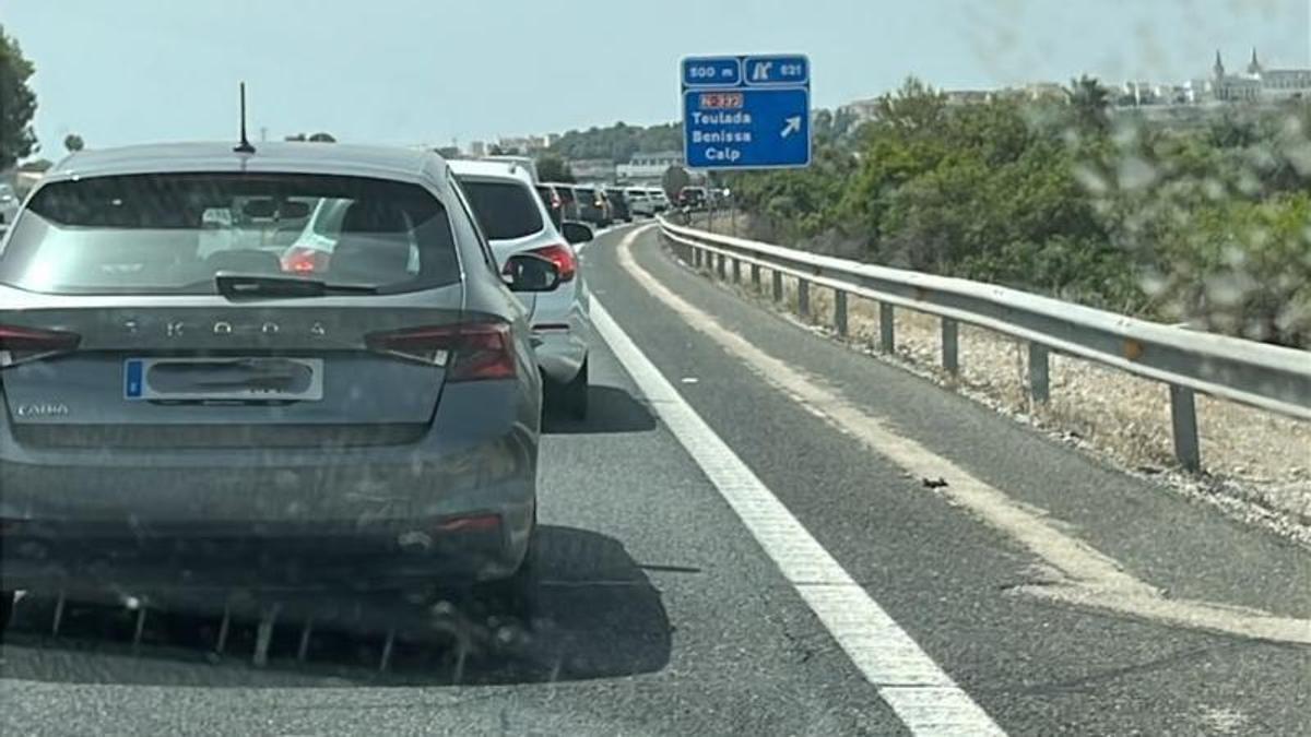 La cola antes de llegar al desvío a Benissa