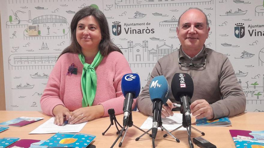 La concejala de Política Social, Amàlia Cabos, junto al edil de Cultura, Fernando Juan, presentaron las programaciones. | FLORES