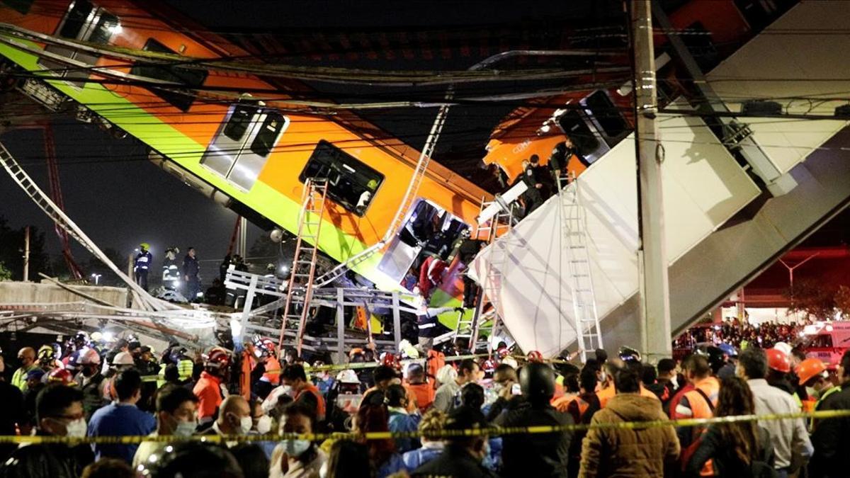 Se desploma una vía elevada con vagones de metro en Ciudad de México