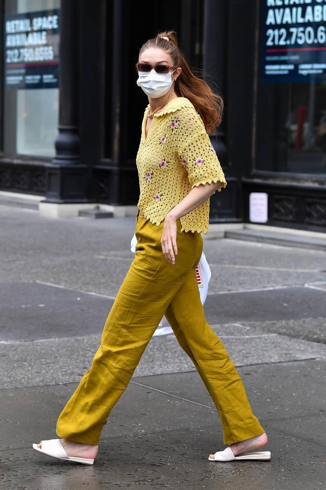 Gigi Hadid con polo de crochet, pantalón amplio y sandalias por las calles de Nueva York