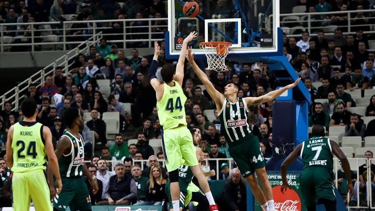 El pívot azulgrana Tomic lanza a canasta en la cancha del Panathinaikos