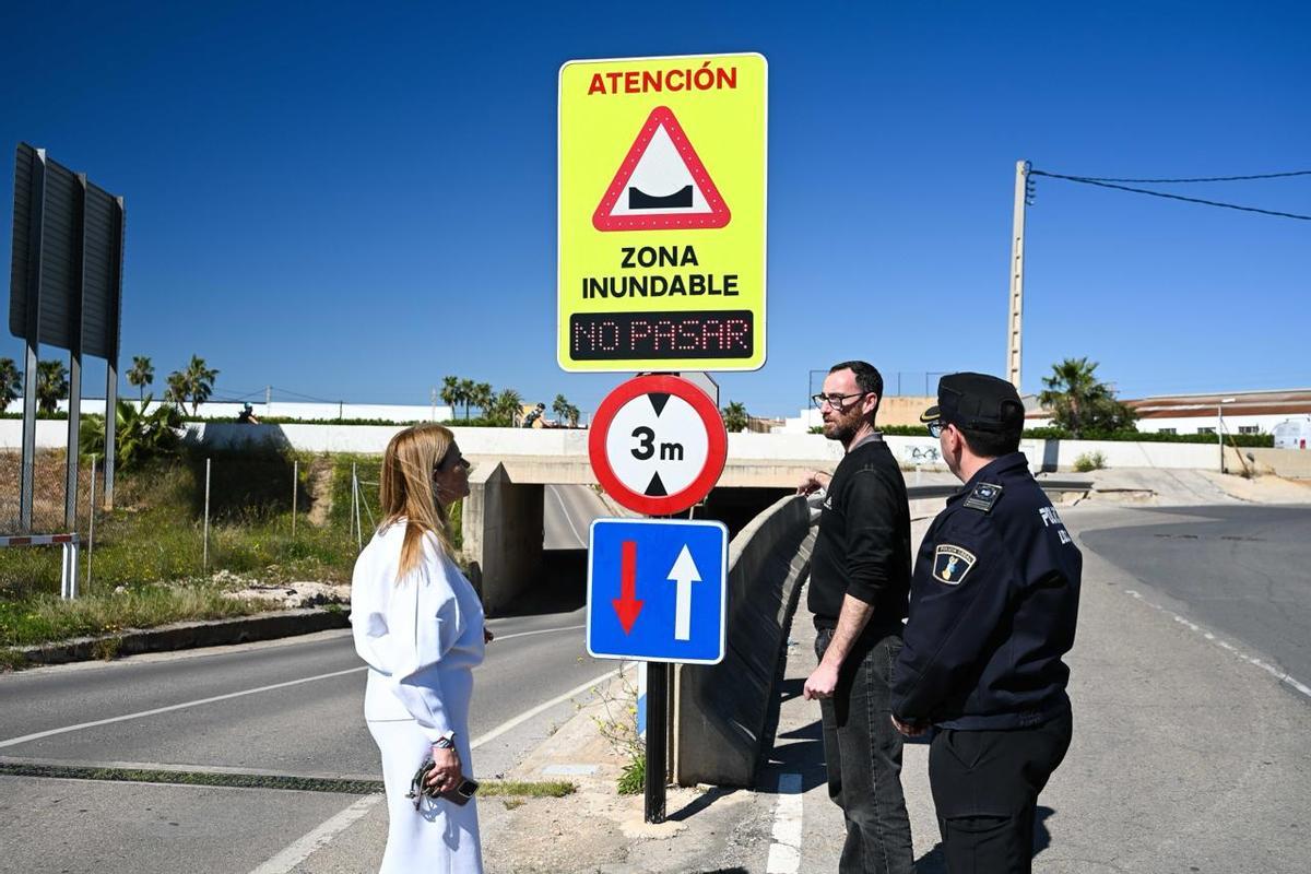 La concejala Silvana Rovira inspecciona las nuevas señales en el camino Benafelí.