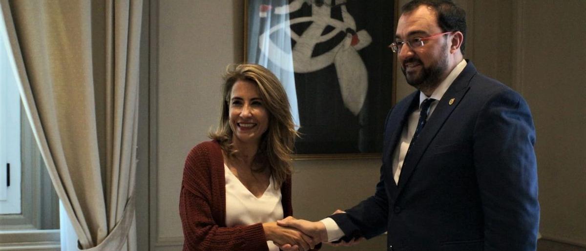 Adrián Barbón con Raquel Sánchez esta tarde.
