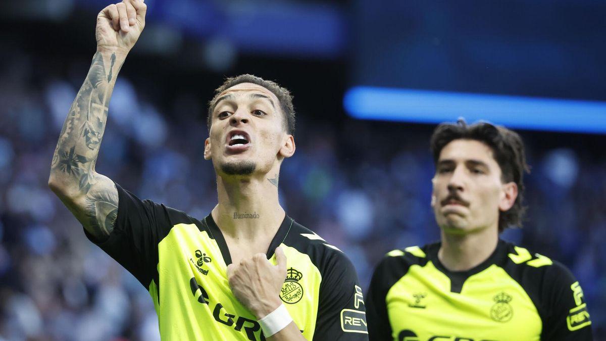 Antony celebra tras marcar un gol durante el partido de fútbol de la Liga EA Sports entre el RCD Espanyol y el Real Betis en el estadio RCDE de Barcelona.