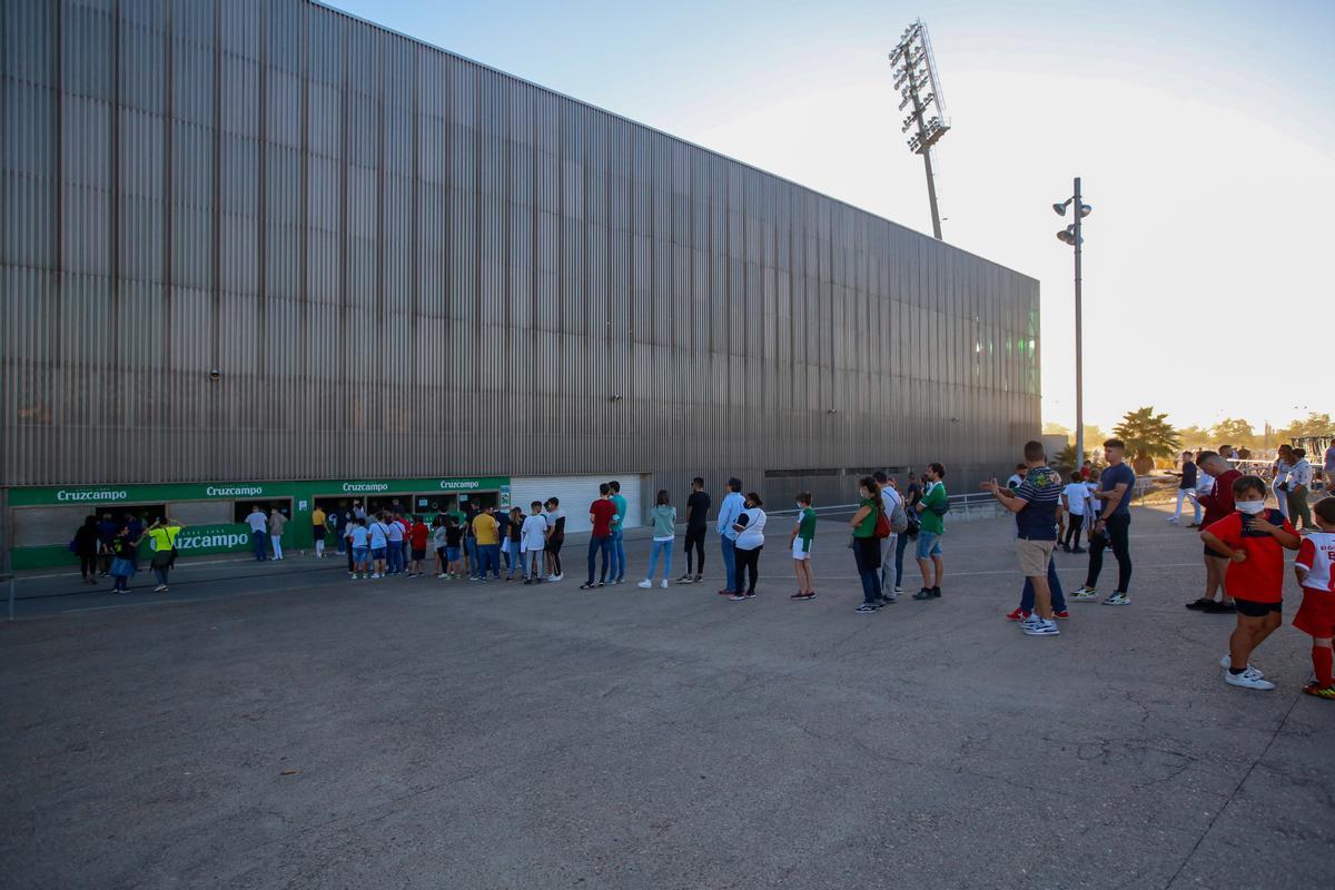 En el Arcángel Córdoba CF contra Antequera. colas en taquillas