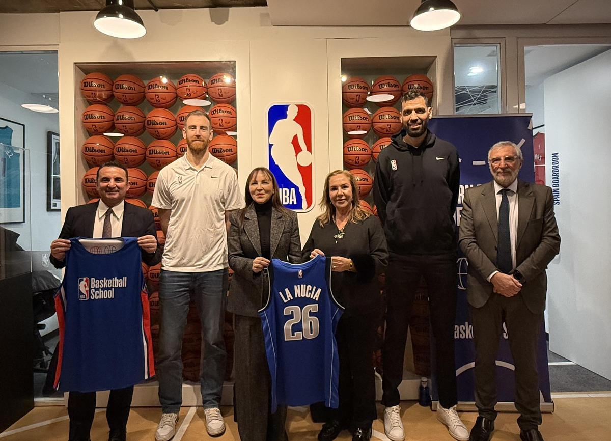 Begoña Méndez y Luis Miguel Rodríguez, CEO’S de Vallemar junto a las leyendas NBA y el alcalde de La Nucía.