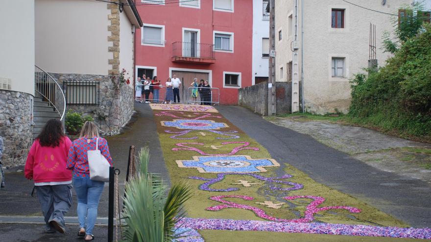Las alfombras floridas de Cue, en Llanes, impresionan a los visitantes: &quot;Esto es increíble, son unos artistas&quot;