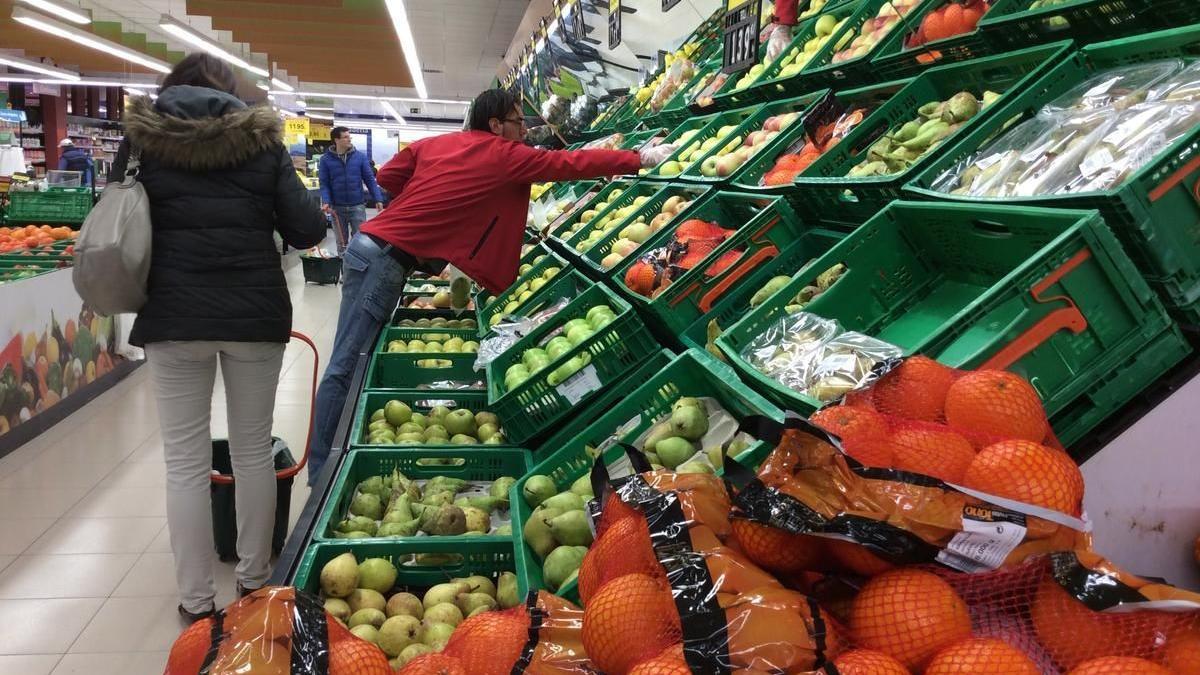 Dos personas comprando en la sección de frutería de Mercadona en una imagen de archivo.