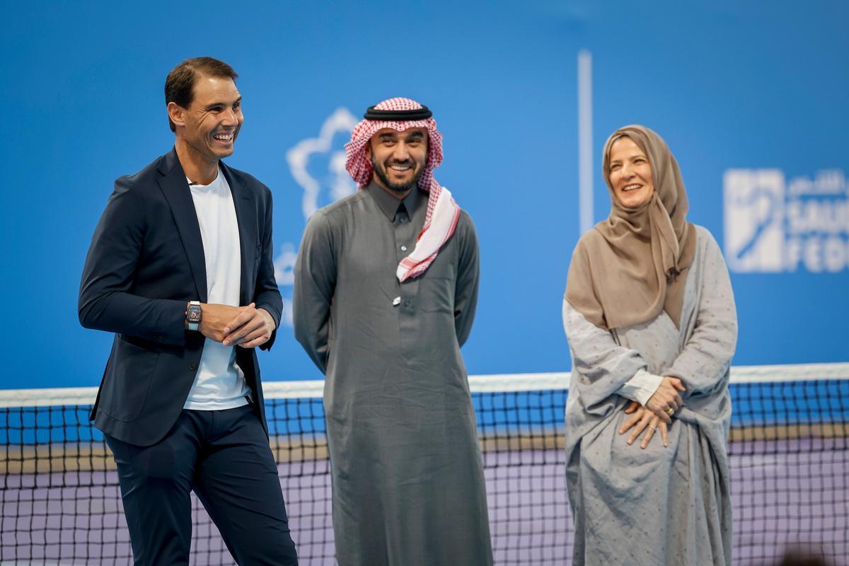 Rafa Nadal; el ministro de Deportes, el Príncipe Abdulaziz bin Turki Al Saud; y la presidenta de la Federación de Tenis de Arabia Saudí, Arij Mutabagani 