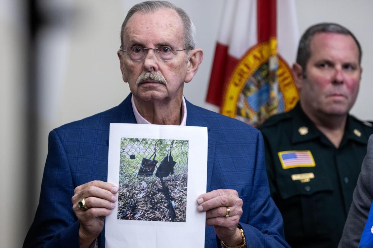 El contacto del Sheriff de West Palm Beach, Ric L. Bradshaw, muestra una foto de un rifle tipo AK con mira telescópica y bolsas encontradas por el Servicio Secreto en el Trump International Golf Club en West Palm Beach, Florida, Estados Unidos, el 15 de septiembre de 2024.