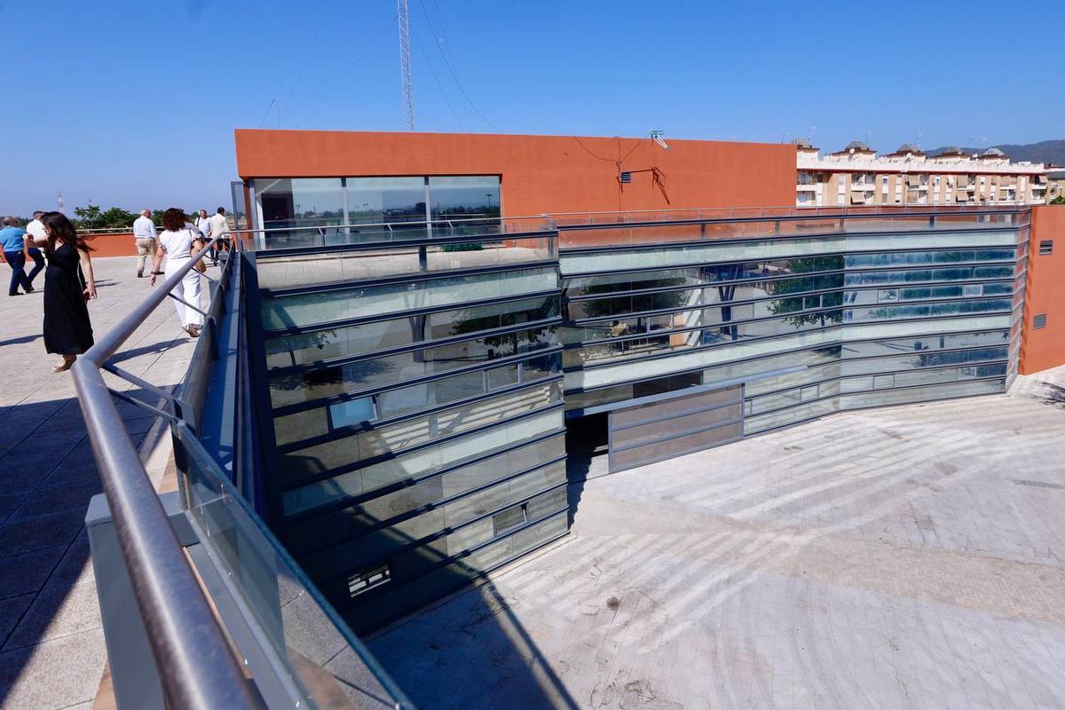 Vista del edificio del centro cívico y del consultorio de El Higuerón desde la terraza del espacio.