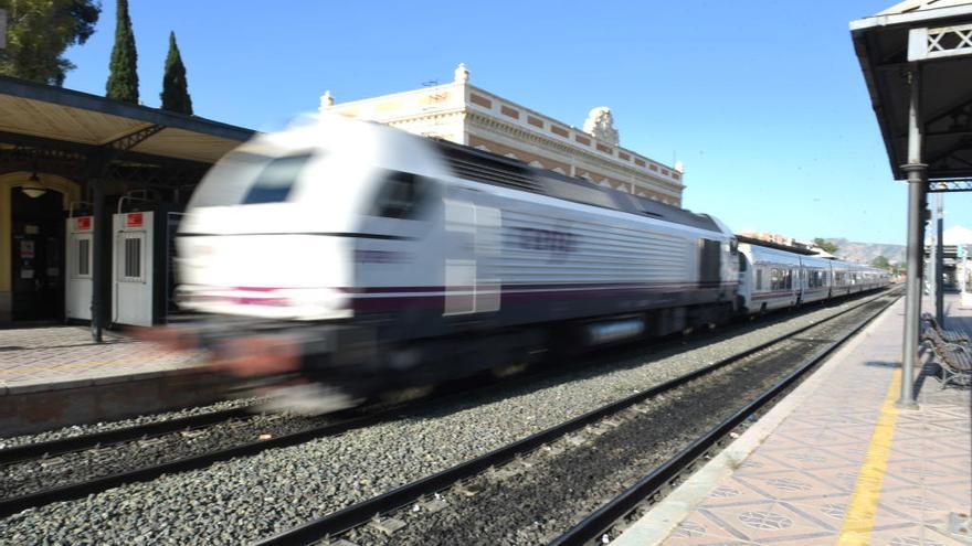 Un tren pasa junto a la estación de El Carmen