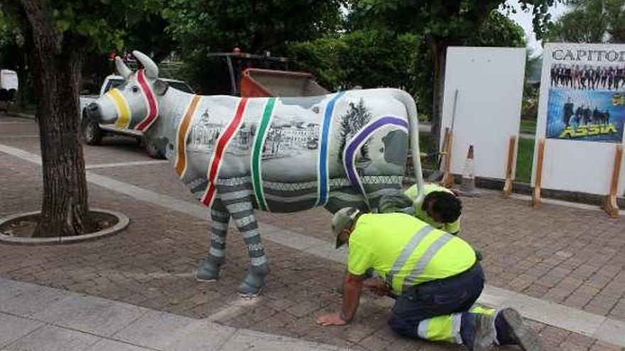 Operarios municipales, instalando ayer la vaca en el parque.