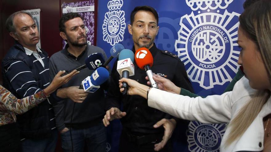 El portavoz de la Policía Nacional en Las Palmas de Gran Canaria, Sergio del Río, atiende a los medios sobre el caso del médico acusado de abusos a 20 de sus pacientes mujeres.