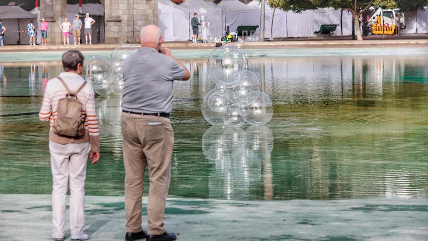 Enigmáticas burbujas gigantes en el lago de la Plaza de España