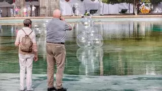 Burbujas gigantes invaden el 'lago' de la plaza de España