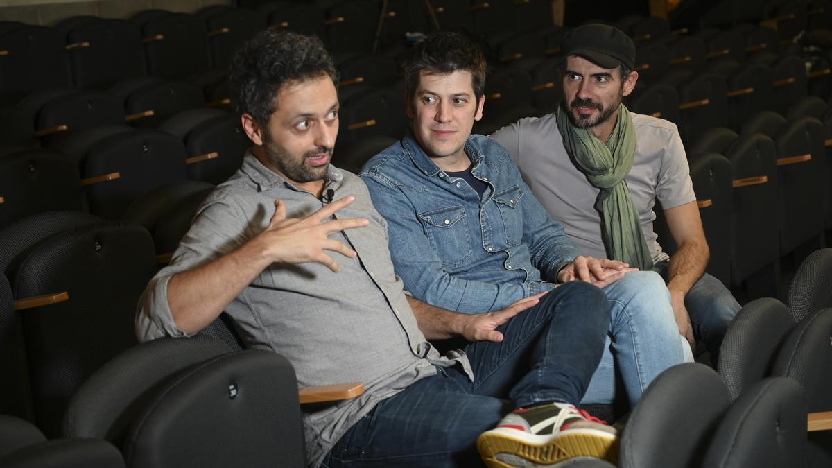 Els Amics de les Arts, autores de la música original, en el teatro Poliorama para la presentación de la obra ‘Pares normals’.