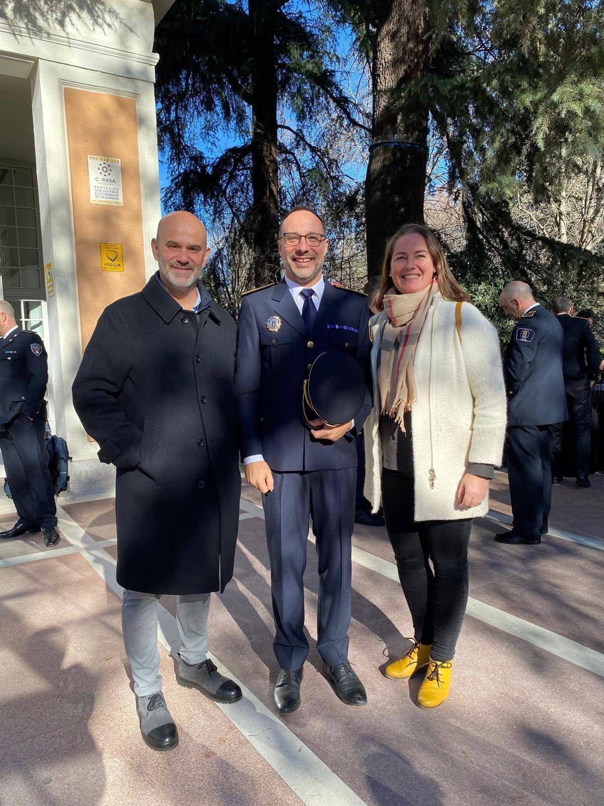 El agente Ximo Amiguet, en el centro, junto al concejal de Policía de la Vall, Javier Ferreres y una compañera del programa Agente Tutor.