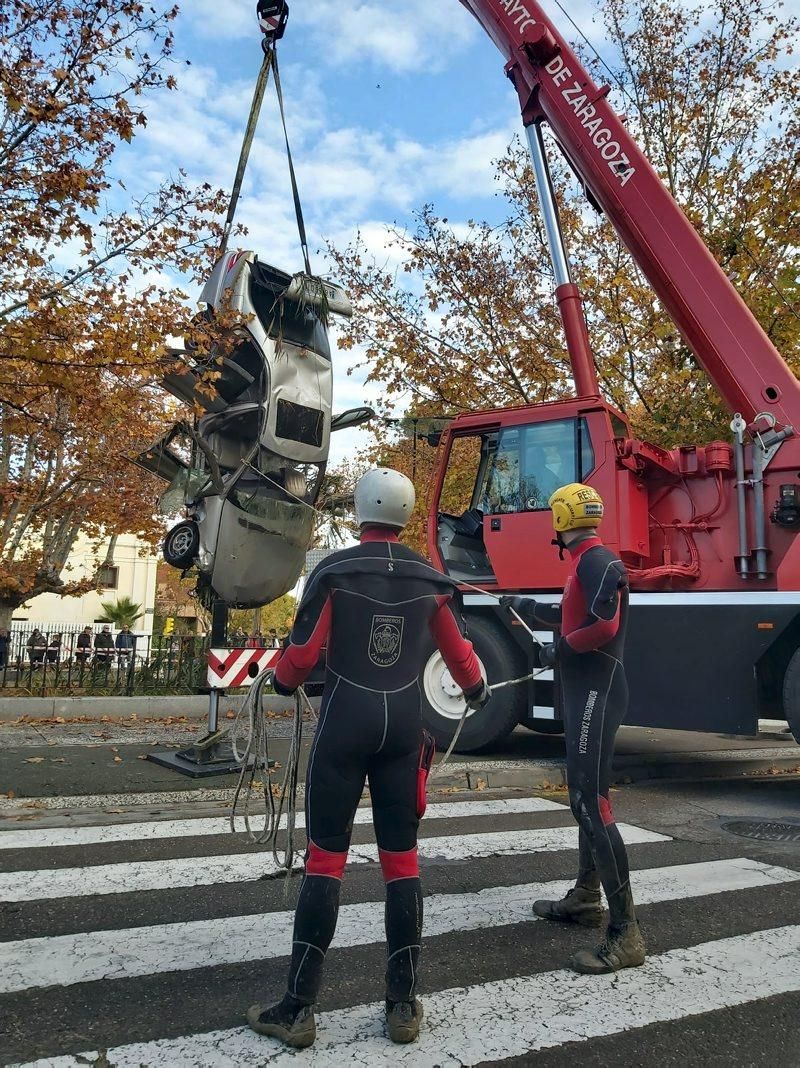 Los Bomberos de Zaragoza sacan un vehículo del canal