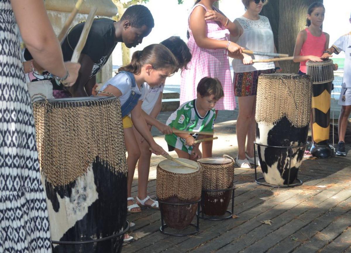 Varios niños disfrutando del ritmo de los tambores. | E. P.