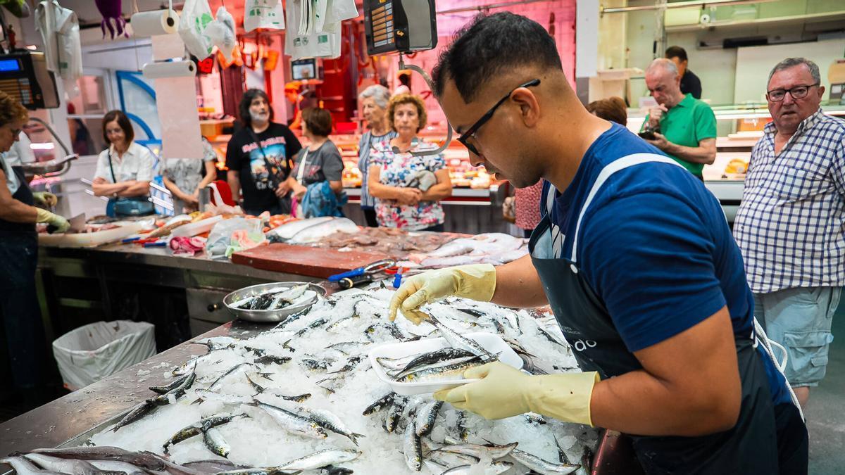 Venta de sardina este martes en el Mercado del Calvario.