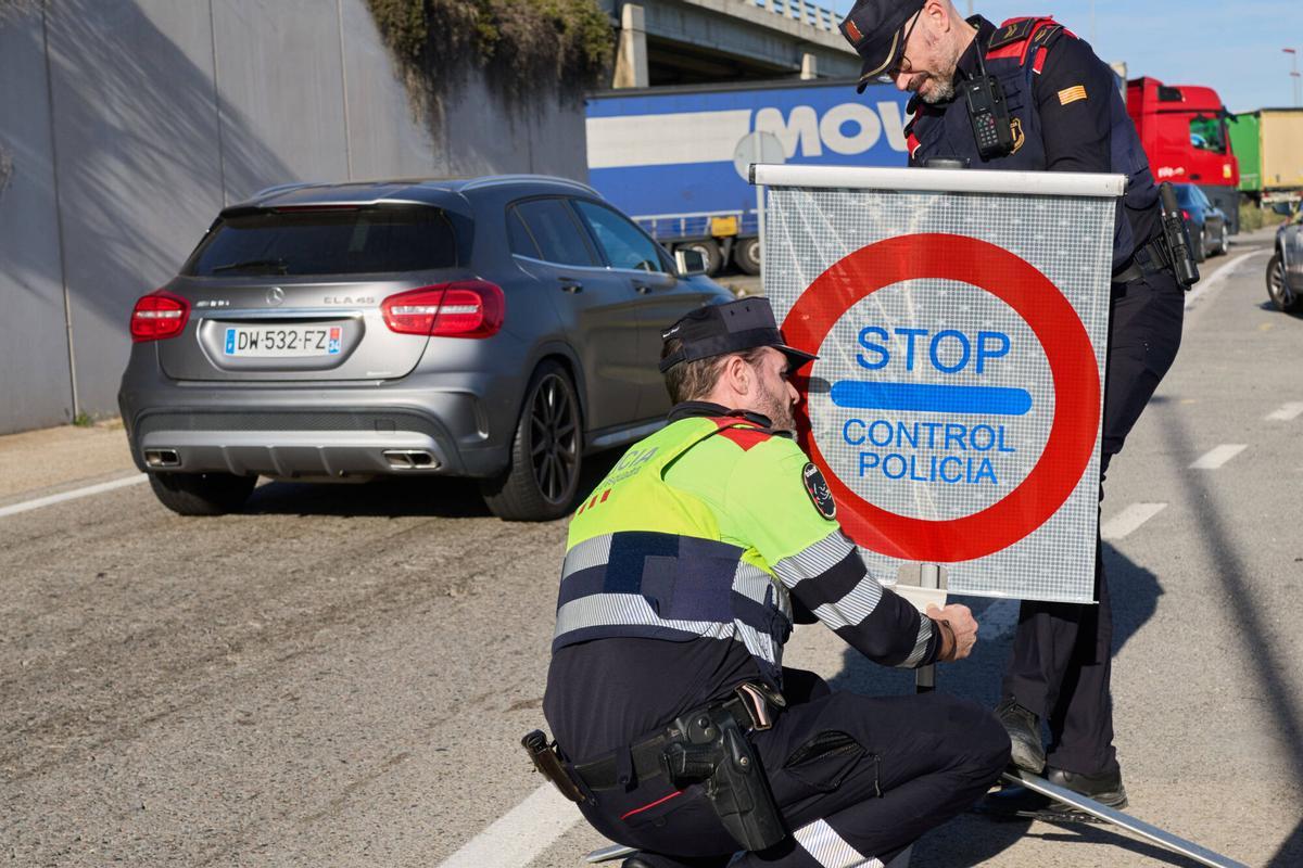 Les imatges del control policial a camions i furgonetes a l'AP-7, a Llers