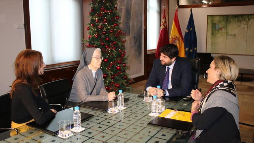 El jefe del Ejecutivo regional, Fernando López Miras, se ha reunido hoy en el Palacio de San Esteban con la presidenta de la Federación Española de Religiosos de la Enseñanza de la Región (Fere-Ceca), la hermana Alicia Plaza.