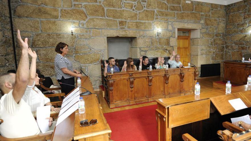 El BNG y el PP votan en contra de las dedicaciones. | // BERNABÉ/J. LALÍN