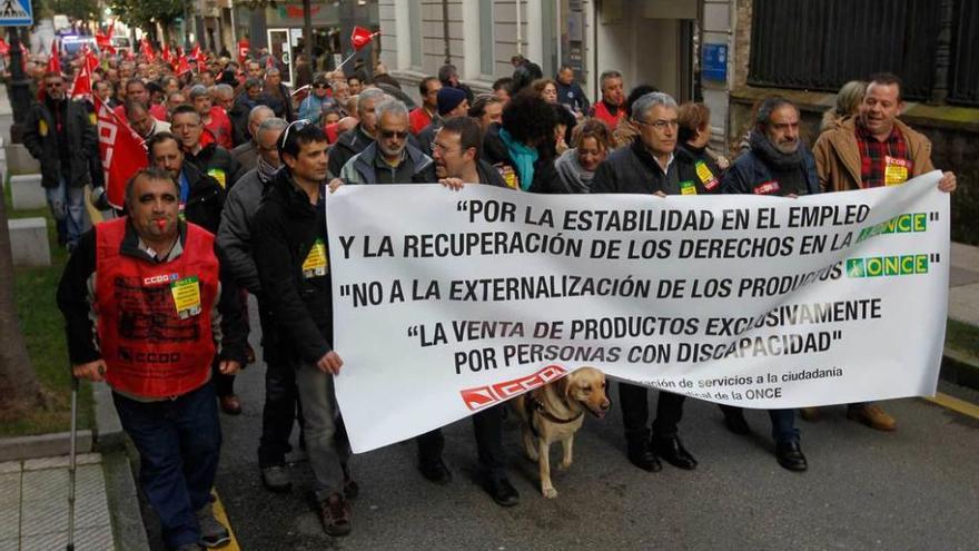 La manifestación de los vendedores de la ONCE por las calles de Oviedo.
