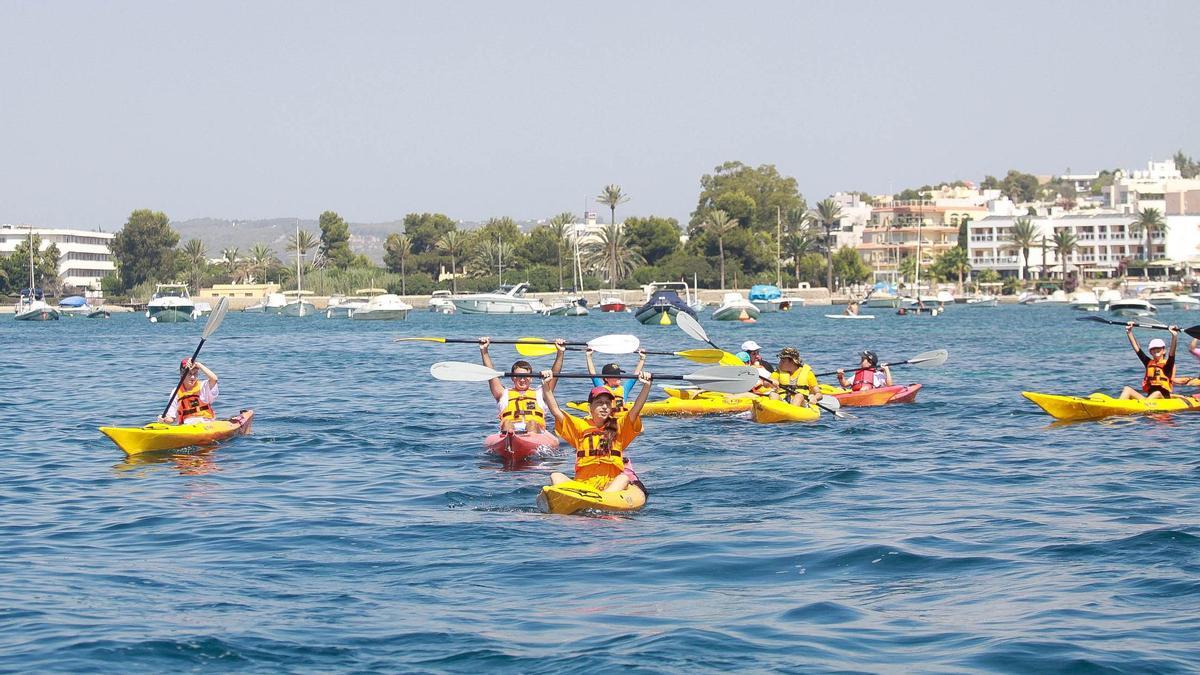 Varios alumnos de clases de kayak practican algunas maniobras