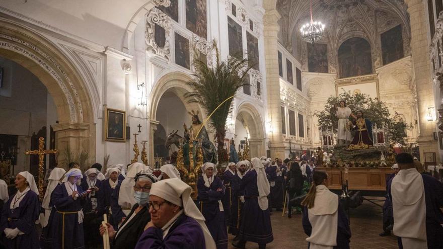 Penitentes de la ‘Pollinica’ en el interior de la Iglesia de San Agustín.