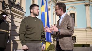 Archivo - El presidente ucraniano, Volodimir Zelenski, y el primer ministro sueco, Ulf Kristersson, en la visita de este a Kiev.