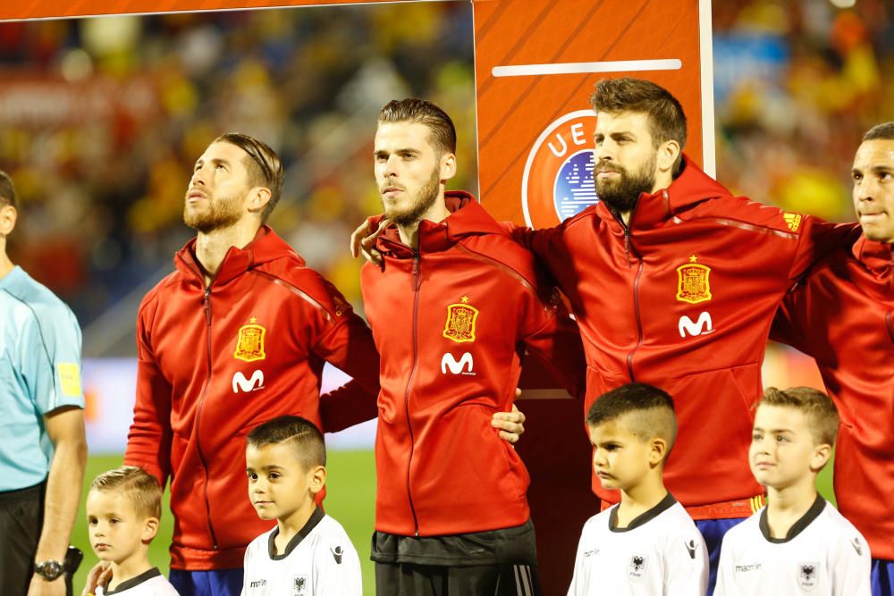 Sergio Ramos, De Gea y Piqué durante el himno