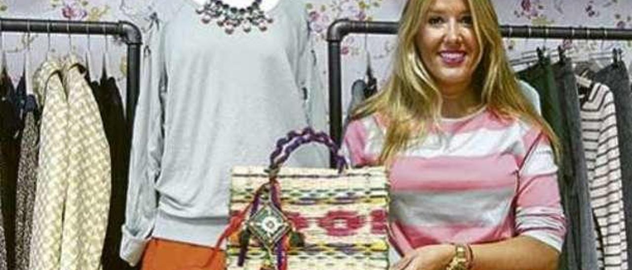 Jacqueline Zarabozo, con uno de sus bolsos.