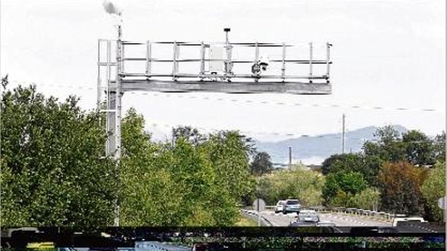 El primer radar de tram de la xarxa viària de Girona va començar a funcionar al maig de 2014, foto d&#039;arxiu.