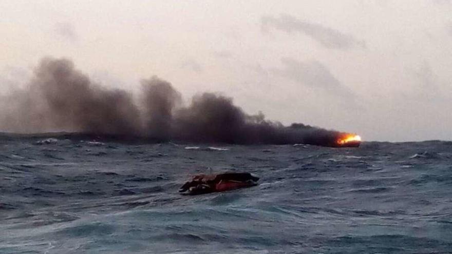 El pesquero &#039;O Busi&#039; arde frente a la costa de Cedeira.