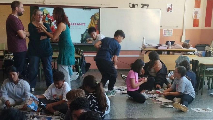 Teatro e ‘collage’ para pensar e falar da industria da moda en aulas da comarca da Coruña