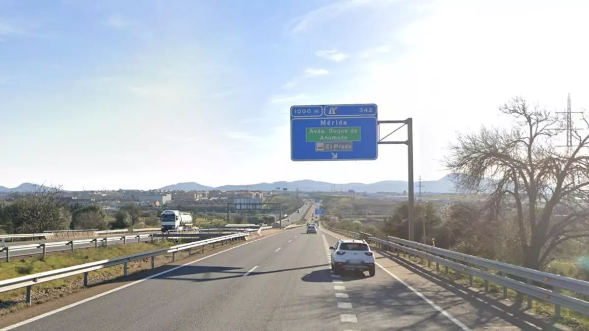 Cuatro heridos en una salida de vía en la A-5 a la altura de Mérida, dos de ellos menores
