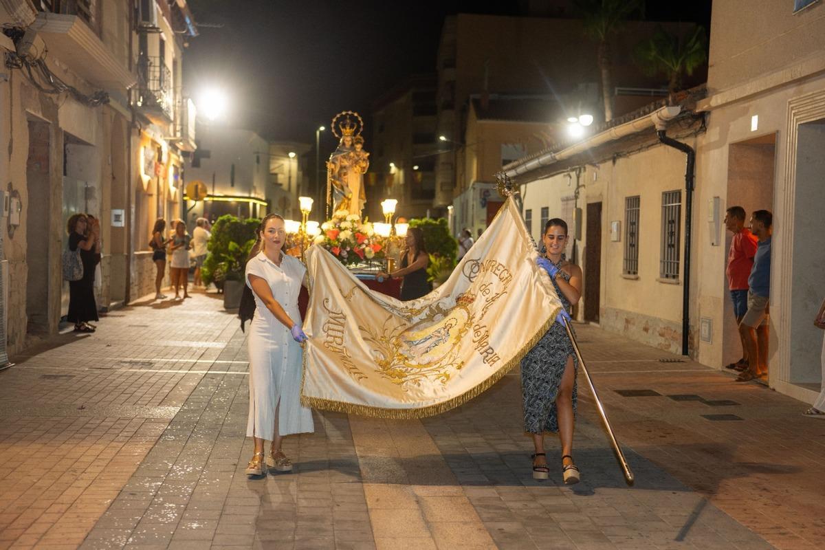 Las jóvenes del municipio realizaron la mitad del recorrido de la procesión en Miramar con la bandera restaurada