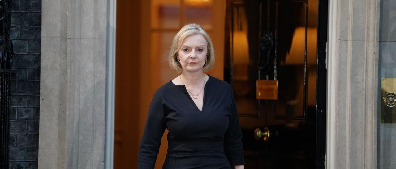 Liz Truss, sortint de la seva nova residència del 10 de Downing Street. | EUROPA PRESS