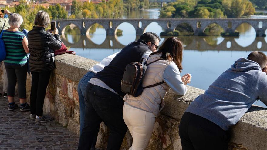 Un grupo de turistas visitando la ciudad de Zamora.